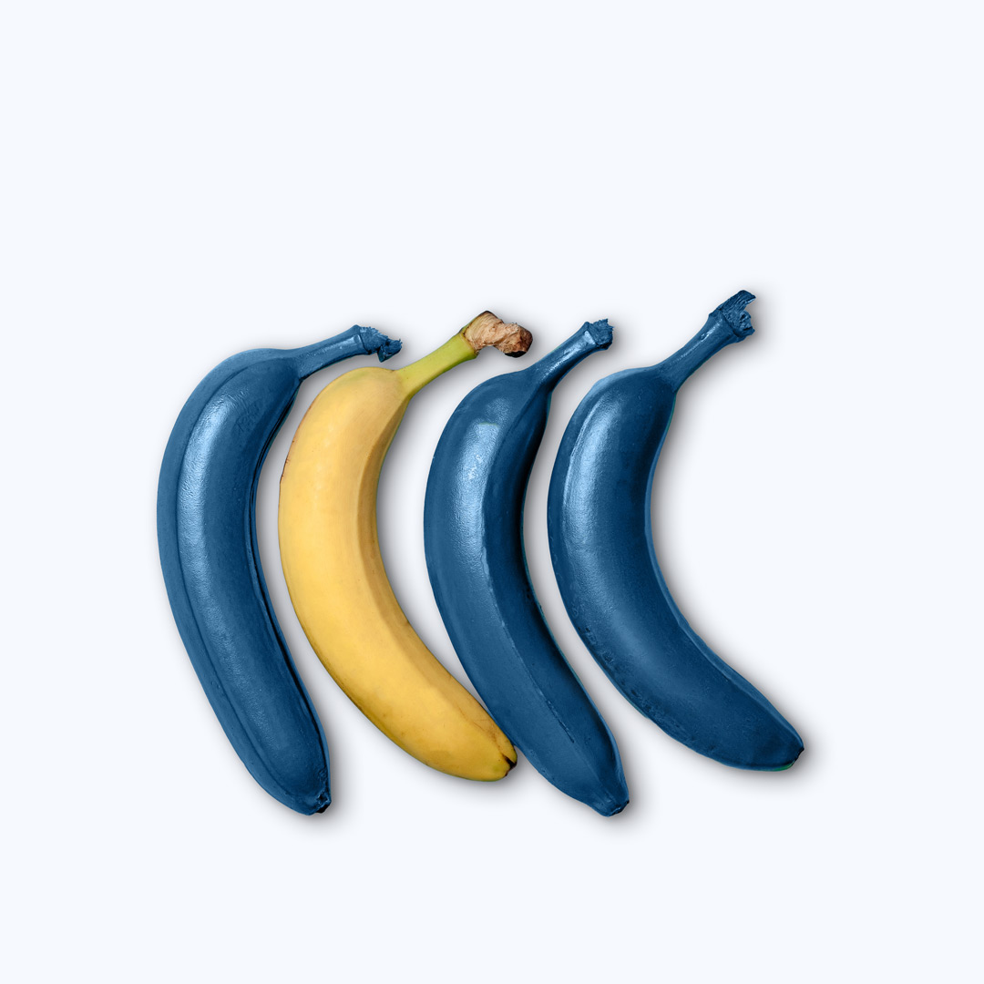 branding-kreatives-denken-banane-alleinstellungsmerkmal Digitale Karte in blau und abgeschnittener Ecke mit der Aufschrift "Persönlichkeit statt Perfektion. von HOOGE